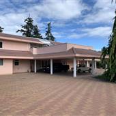 Large 2 acres, 5 bedroom house on the water